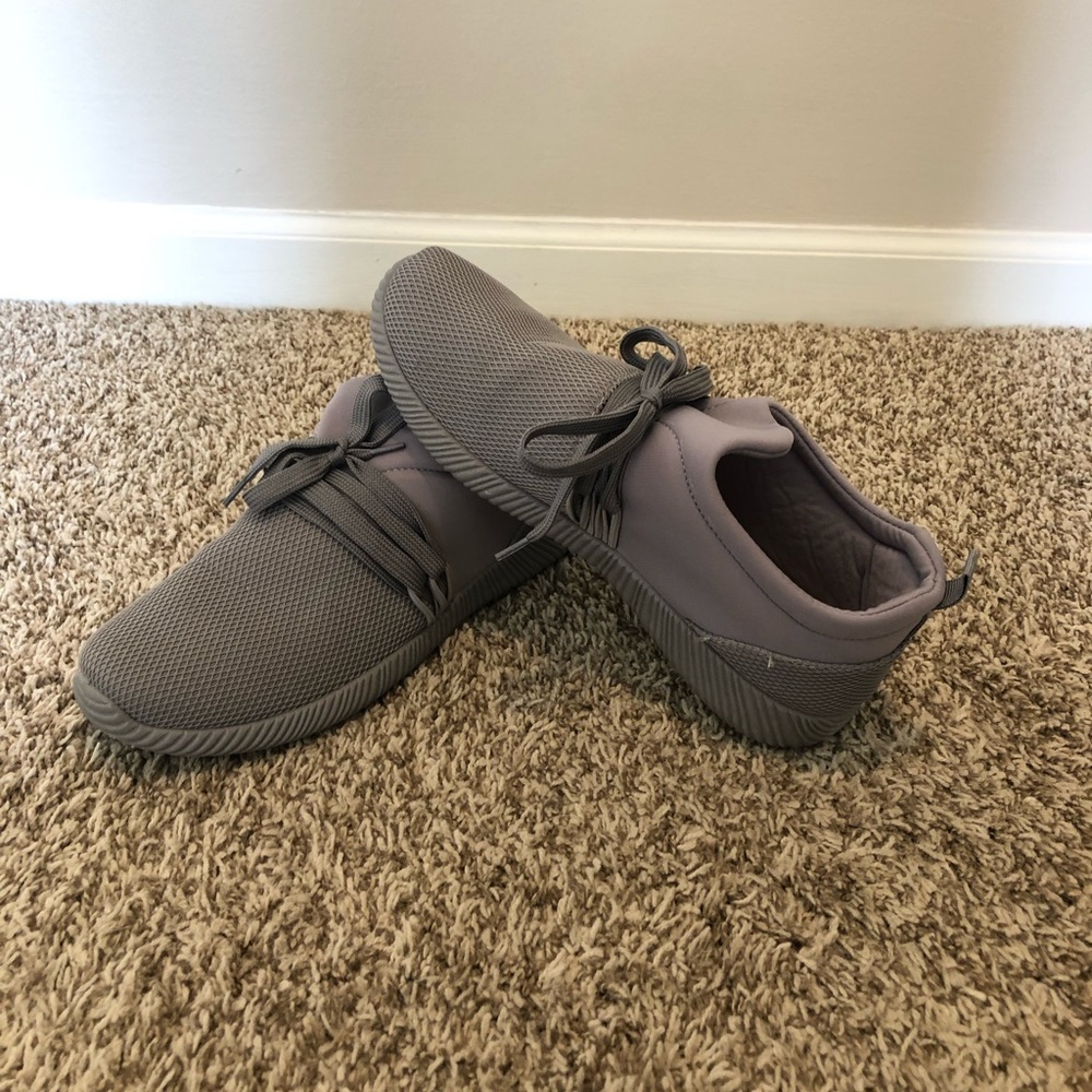 Qupid gray tennis shoes